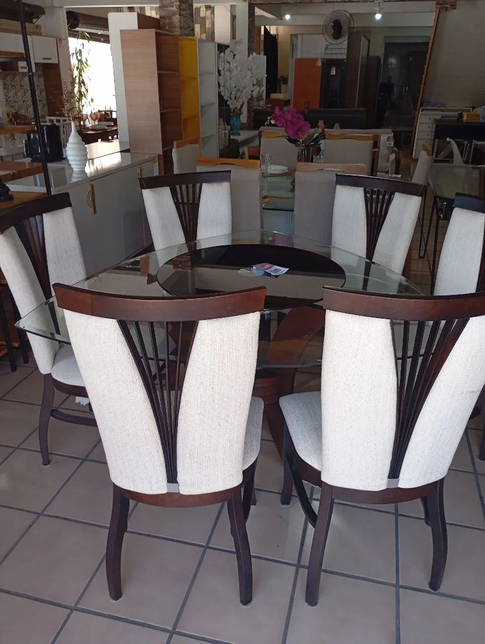 Mesa triangular com 6 cadeiras e tampo de vidro - Foto 4