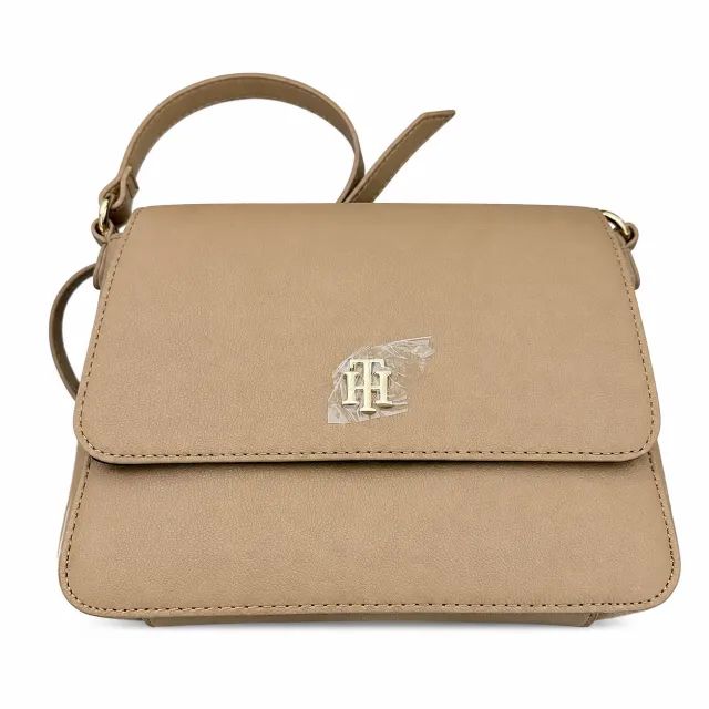 Bolsa Tommy Hilfiger Transversal Bege com Aba e Logo Dourado - Nova