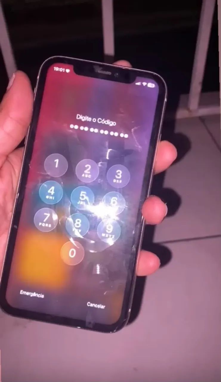 Vende-se ou troco iPhone 11 - Foto 2