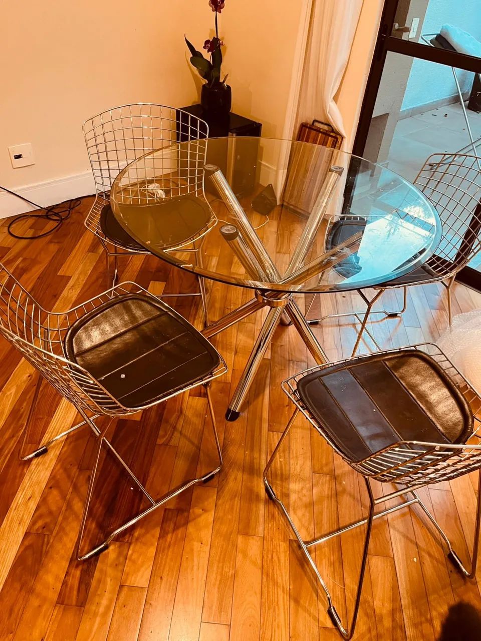 Mesa de vidro com 4 cadeiras  - Foto 3