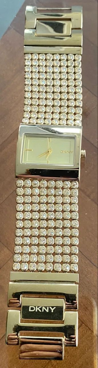Lindo relógio feminino com swarovski DKNY