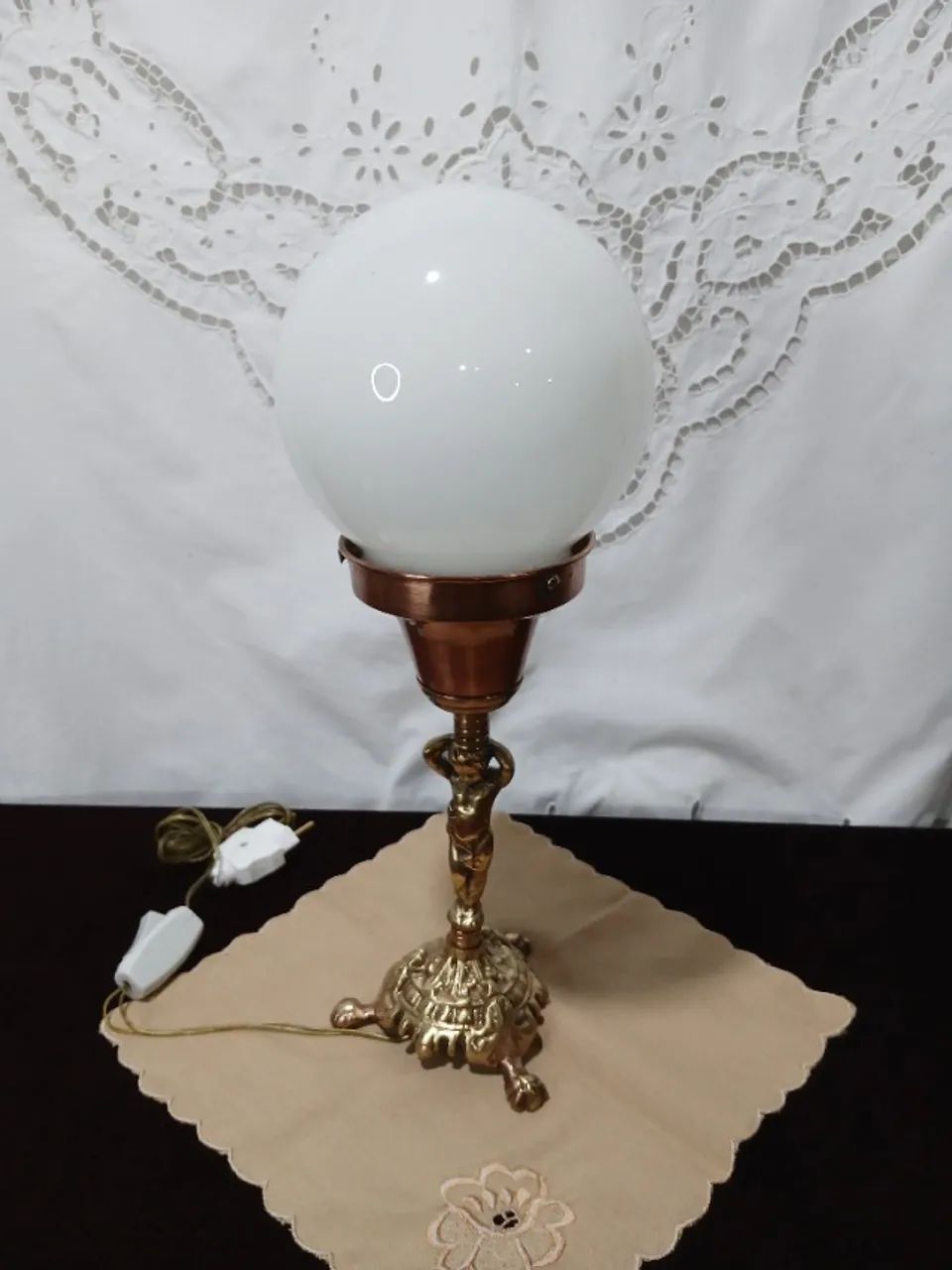 Antiga Luminaria De Mesa De Bronze Com Bola Opalinada - Foto 4