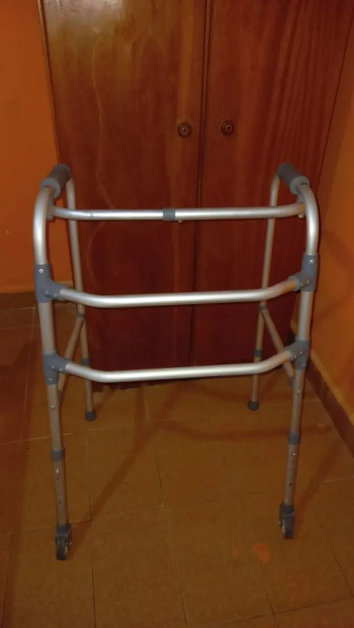 Andador em alumínio com rodinhas - Foto 2