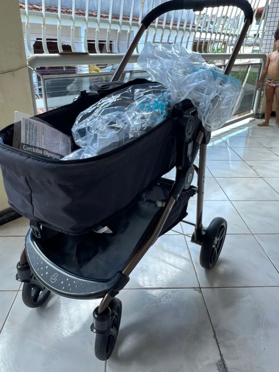 Carrinho de bebê completo seminovo no plástico  - Foto 2