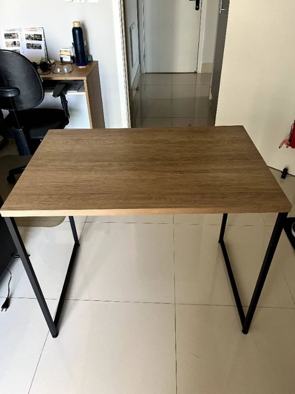 Vendo conjunto com 2 Mesas de escritorio/area externa e Prateleiras multi uso - Foto 4