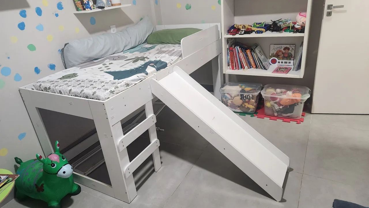 Cama com escorregador. 
