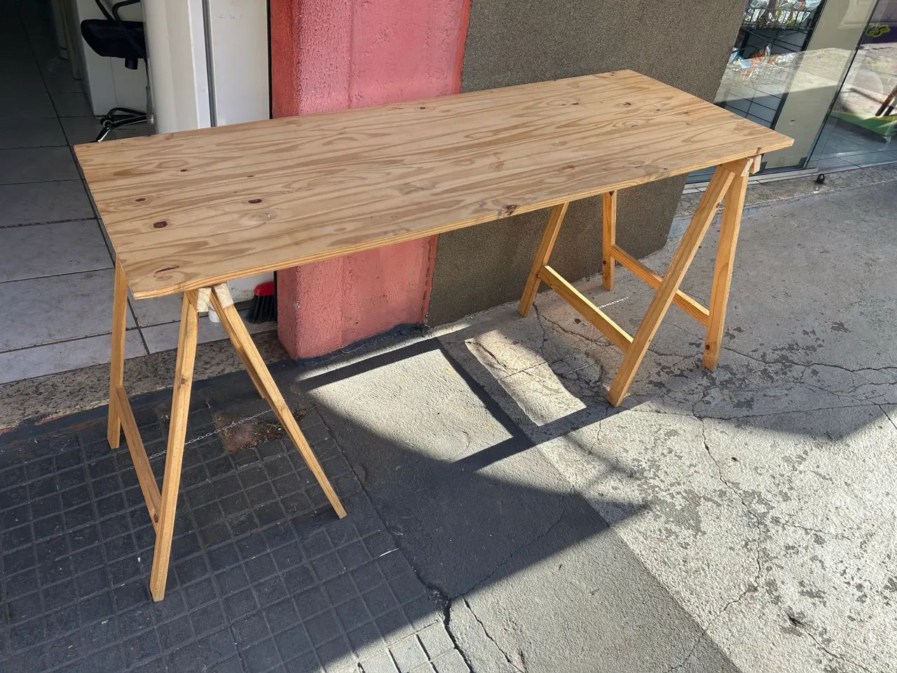 Mesa de madeira com cavalete 