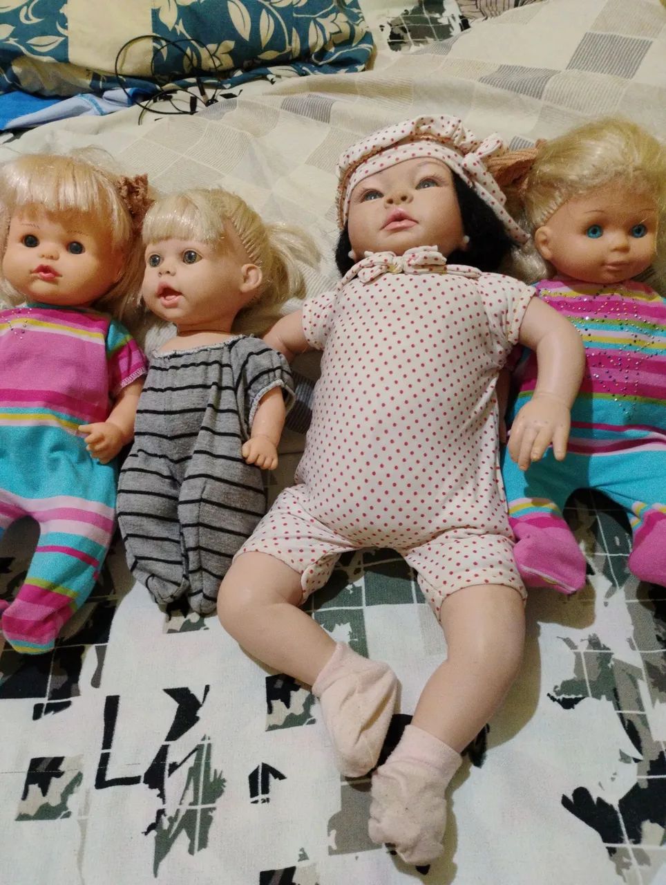 Vendo umas bonecas lindas.