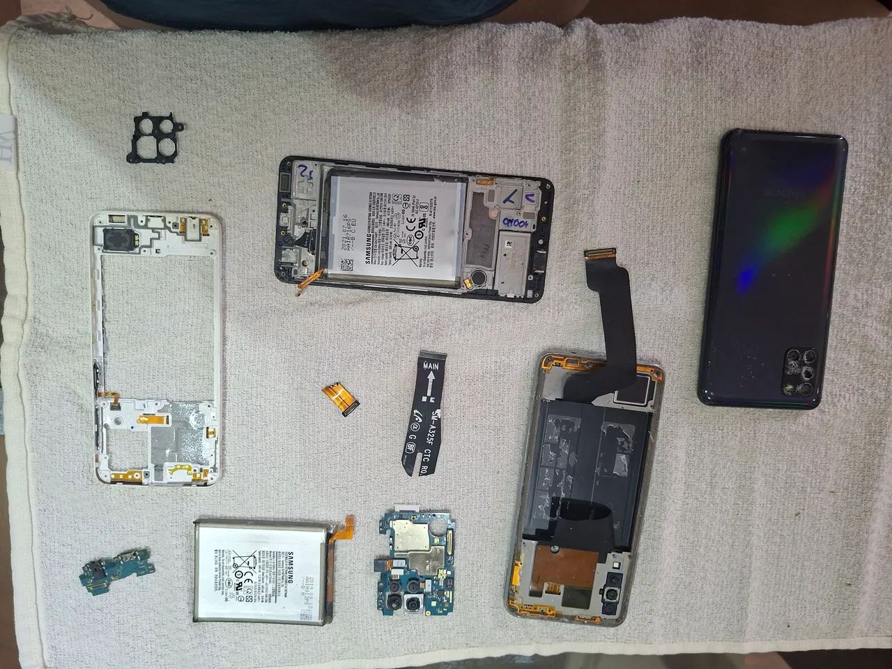 Celulares Sucata (não sei se as peças funcionam)