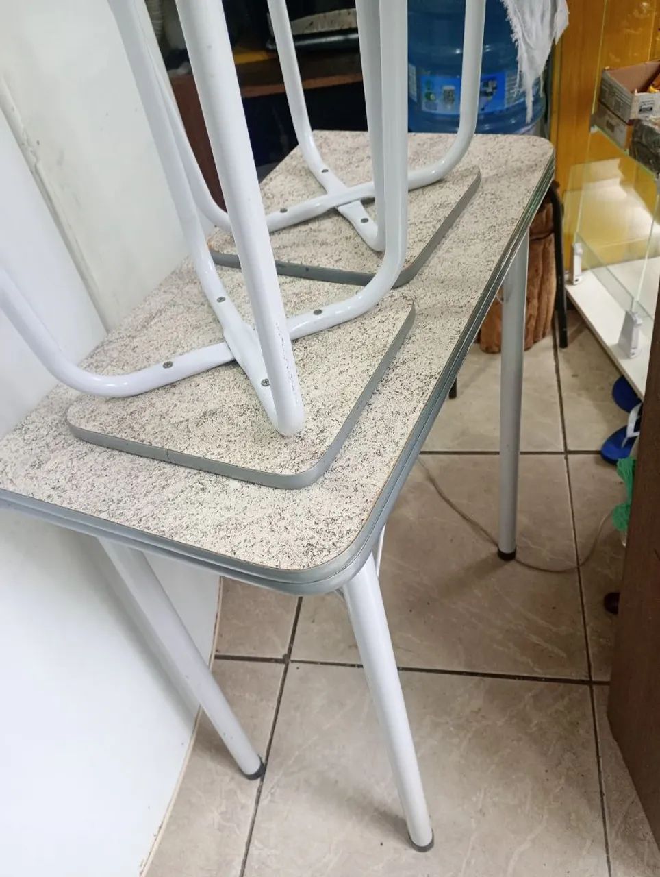 Mesa com 2 bancos