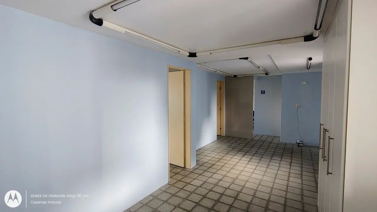 Ampla sala em andar alto