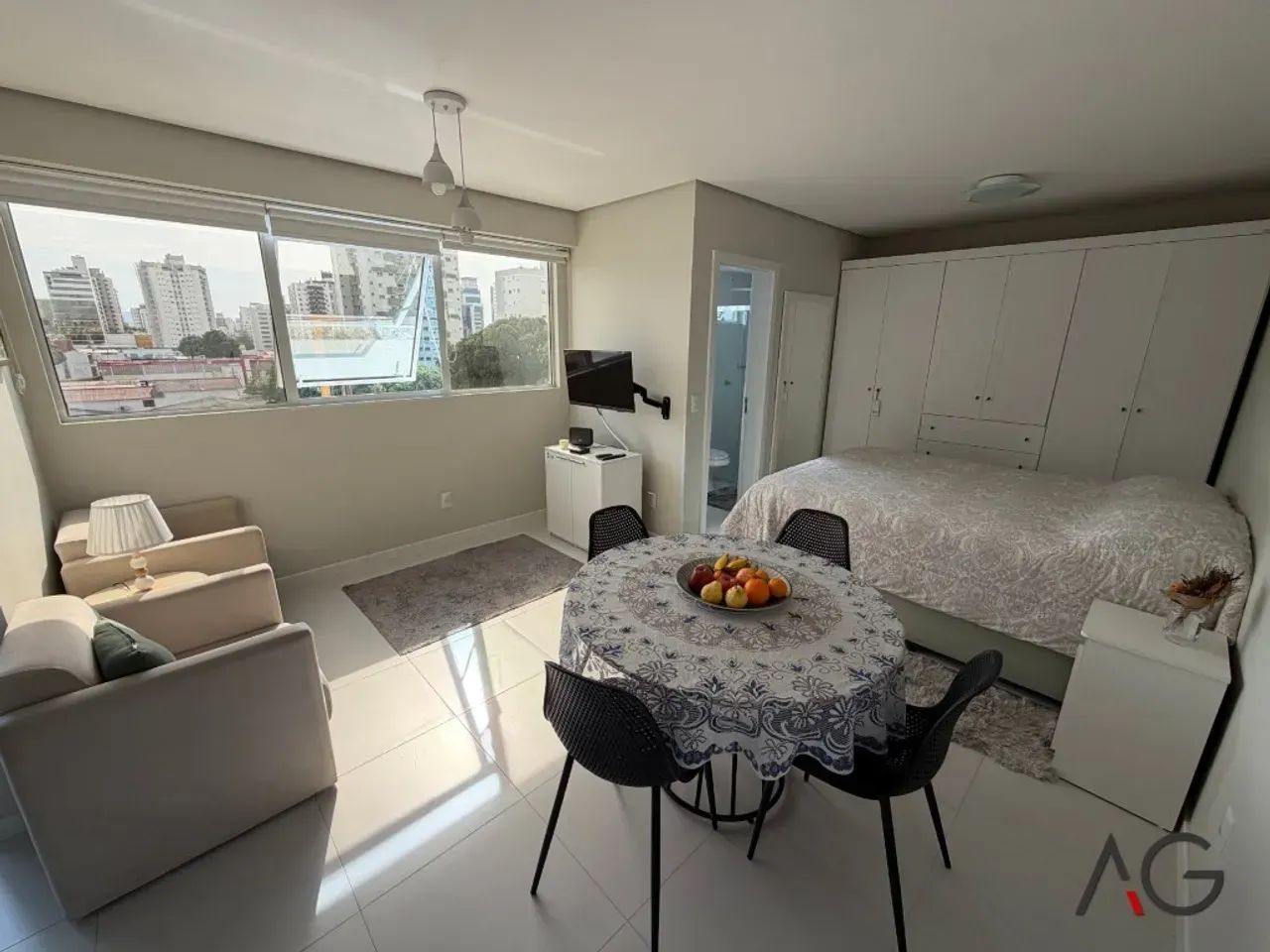 Studio mobiliado para aluguel possui 33 m² e 02 vagas em Estreito - Florianópolis - SC