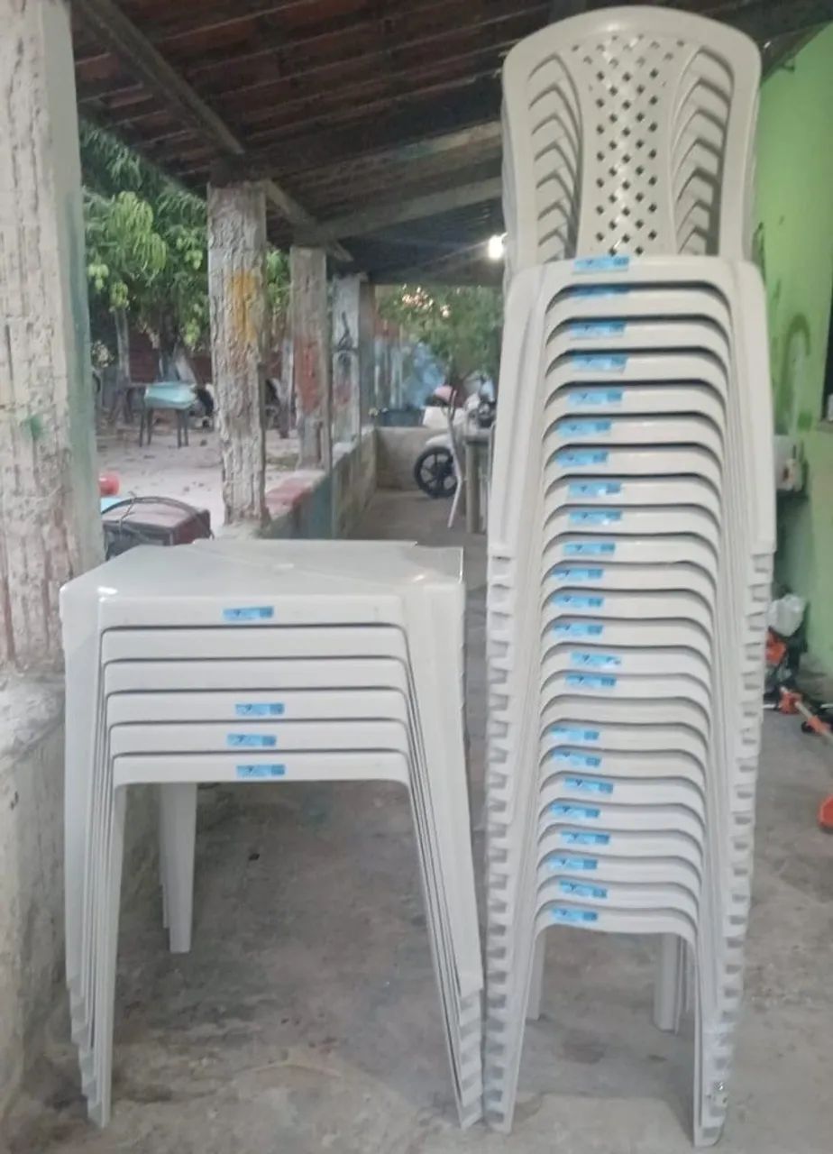 Mesas e cadeiras de plástico 