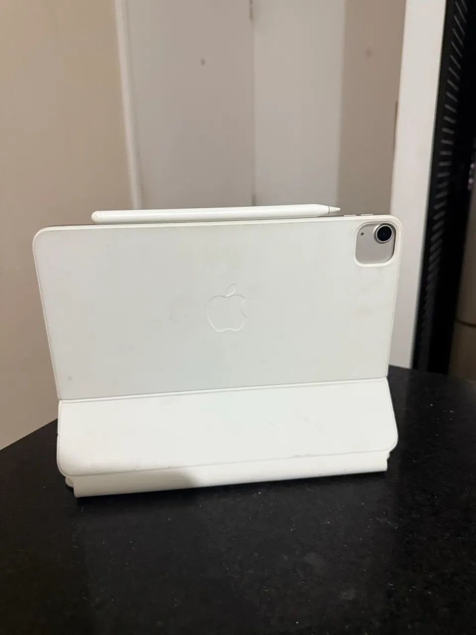 Ipad 5ª geração + Apple Pencil + Magic Keyboard - Foto 2