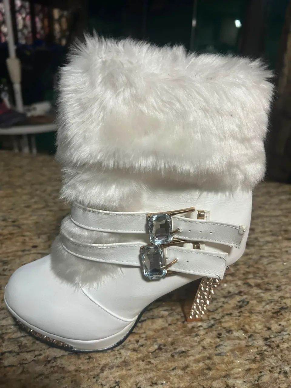 Bota branca de pelo  - Foto 4