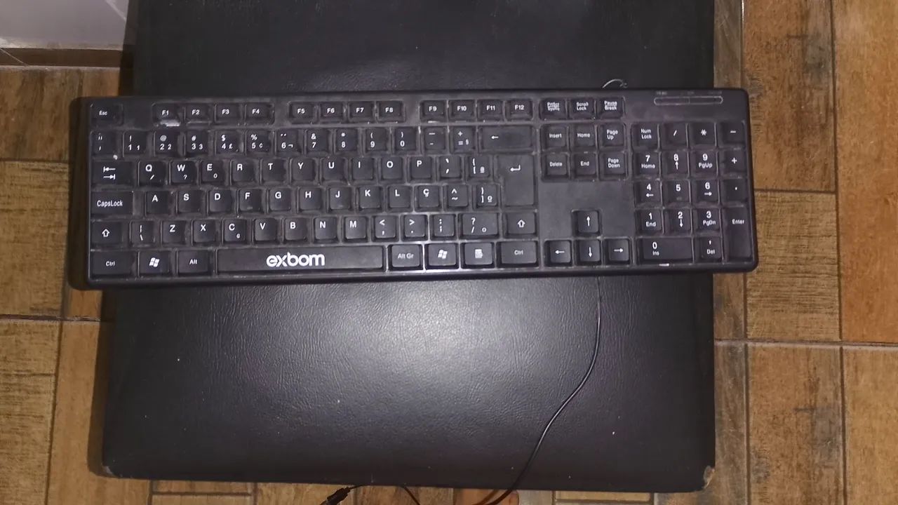 PS4 fat com mais três jogos e um teclado e mouse  - Foto 3