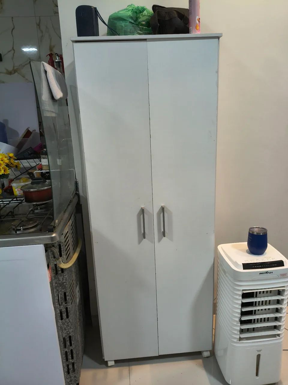 Armário vertical multifuncional 