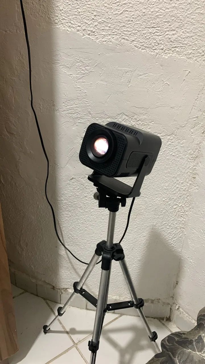 Projetor HY320 mini com tripé de brinde  - Foto 2