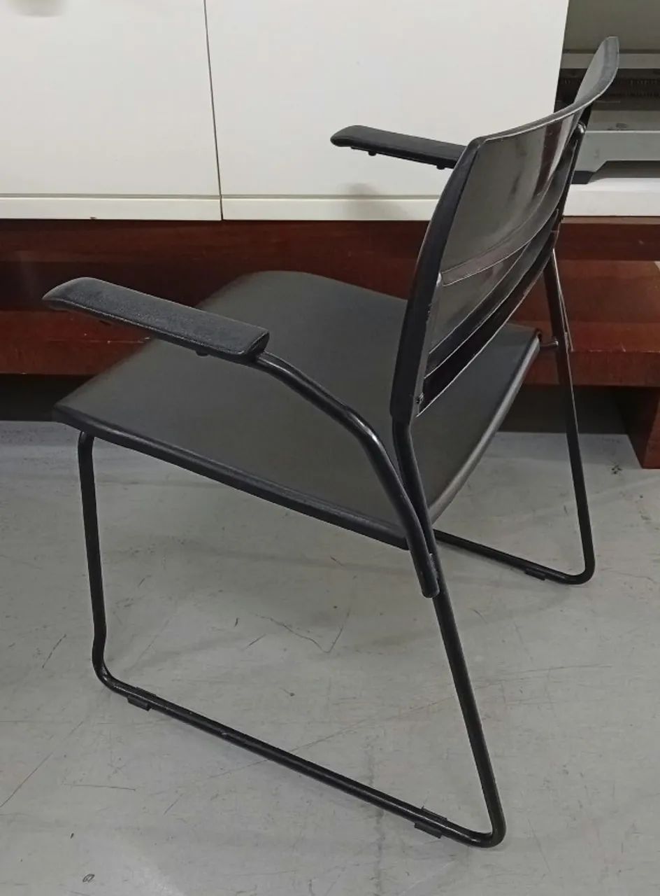 Cadeira Fixa Preta com Pé de Ferro - Foto 4