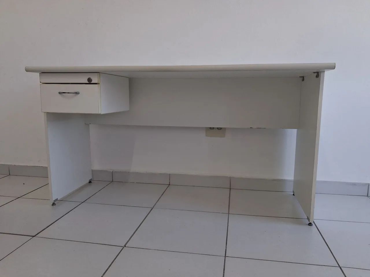 Escrivaninha mdf branca com gaveta - Foto 2