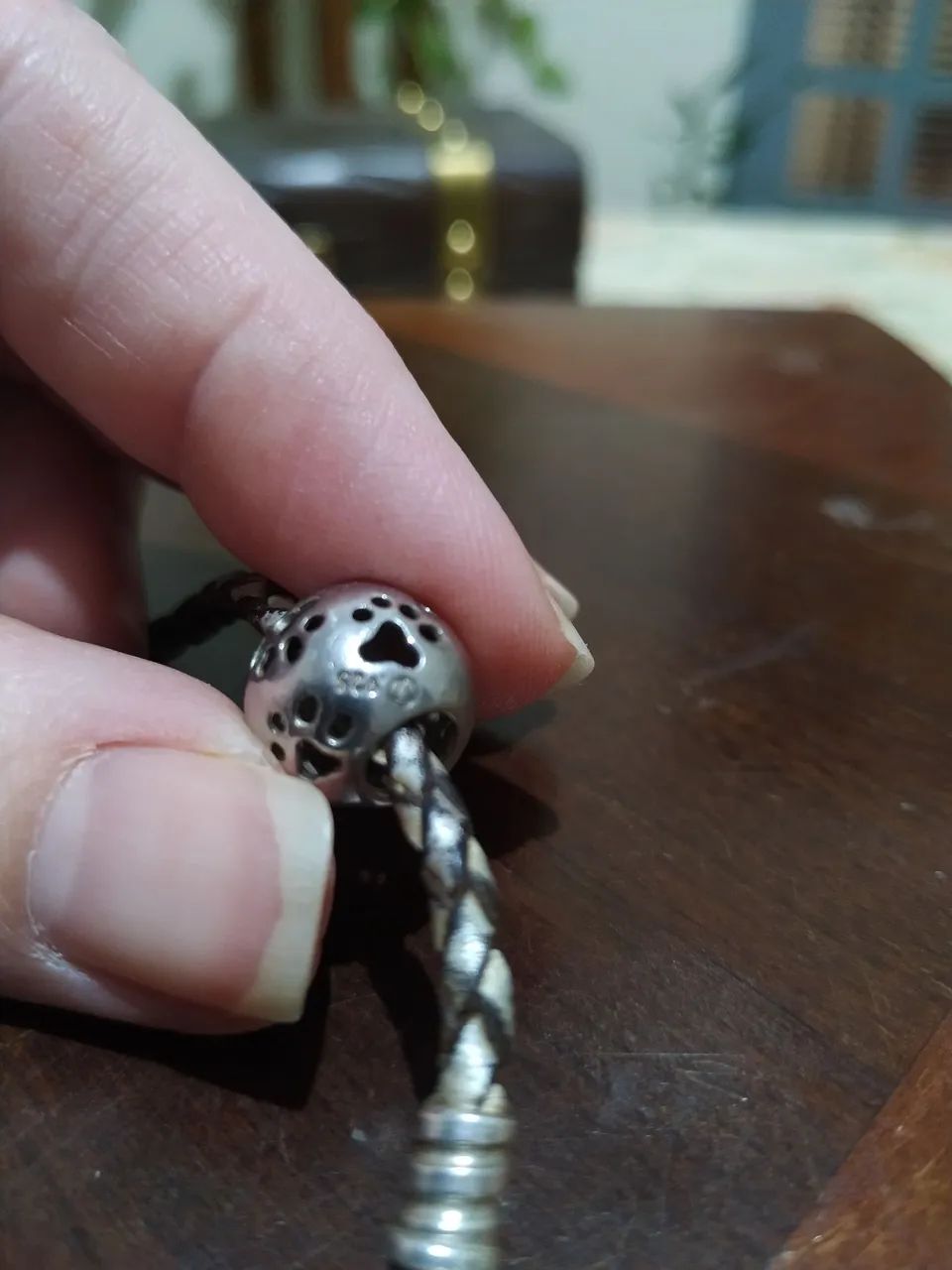 Pulseira Pandora original em couro, com berloques em prata - Foto 4