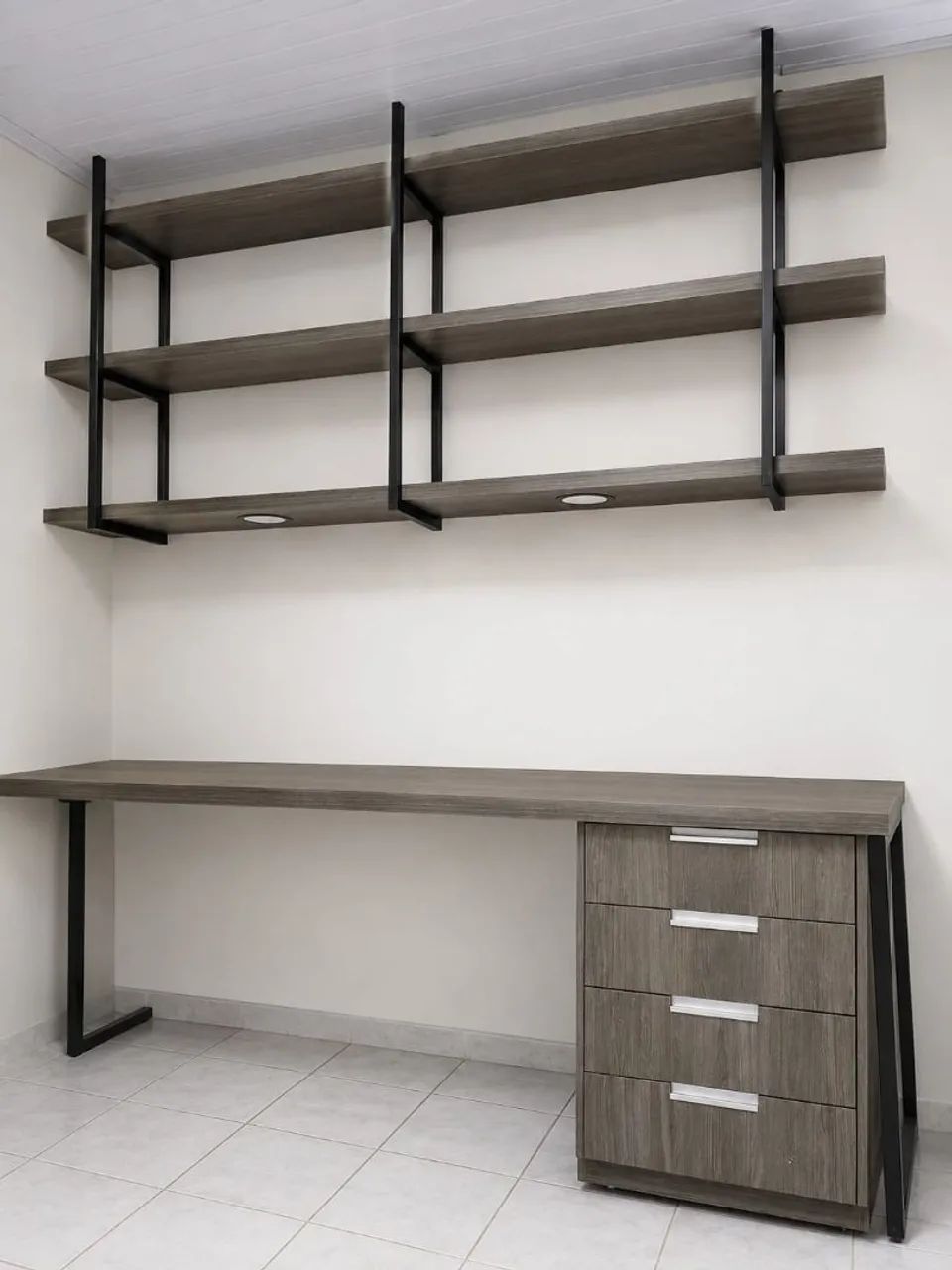 Prateleira estilo industrial e mesa de trabalho 