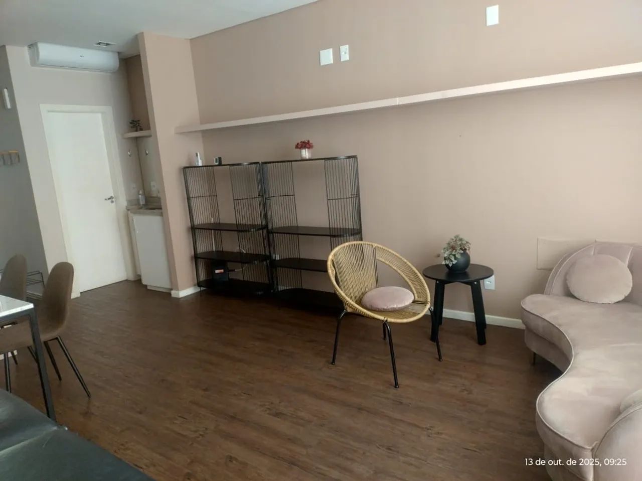 Sala mobiliada pronta para uso. Excelente localização 