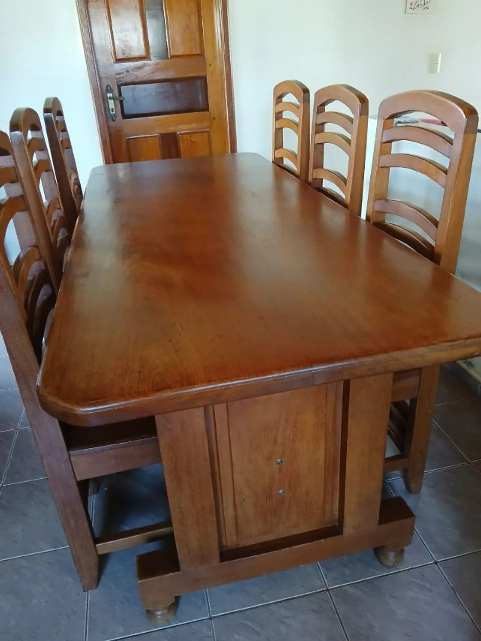Mesa de madeira Cerejeira com 6 cadeiras - Foto 3