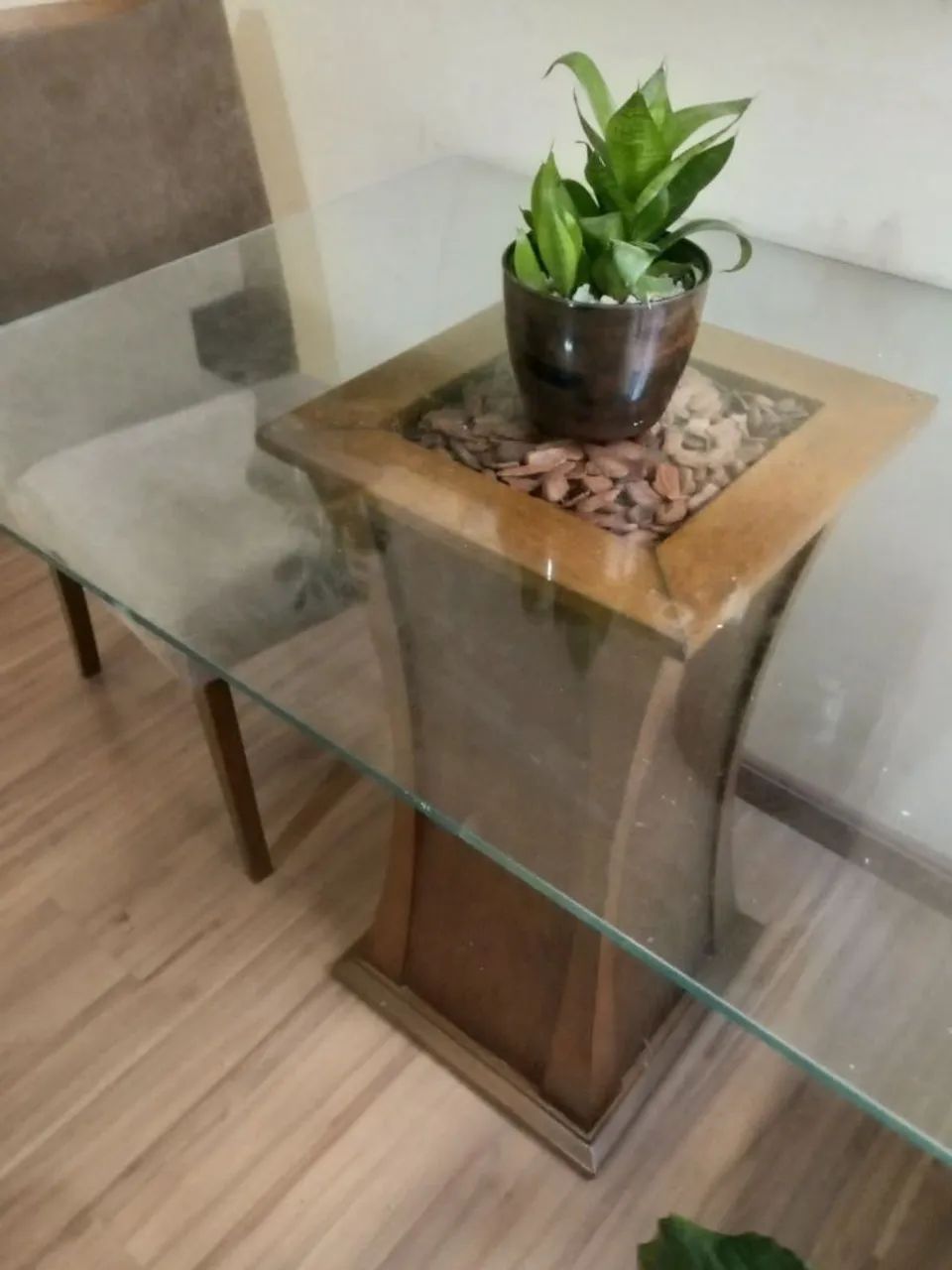 Mesa linda com 4 cadeiras madeira e vídro temperado
