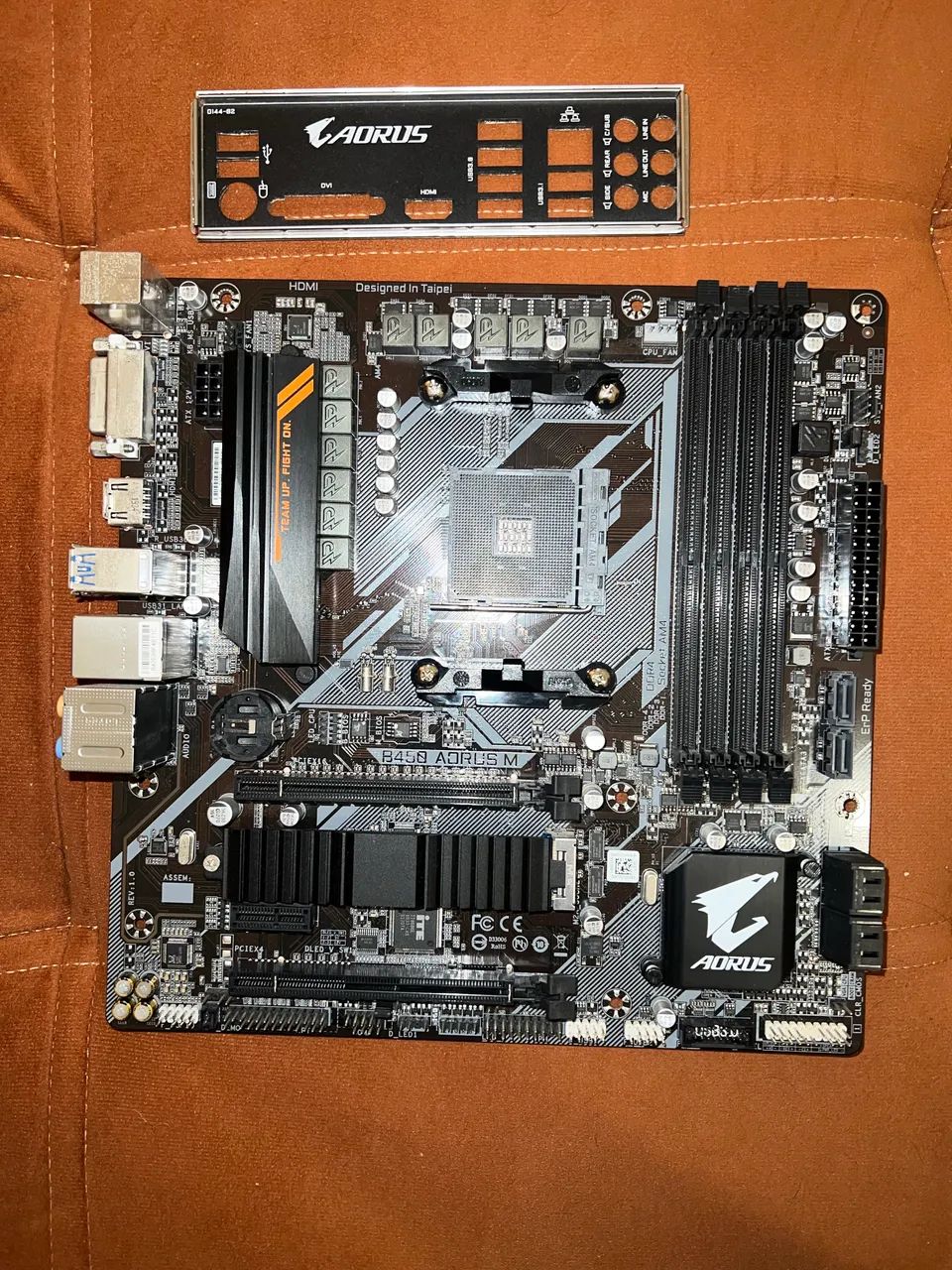 Placa mãe B450 Aorus M - Foto 2