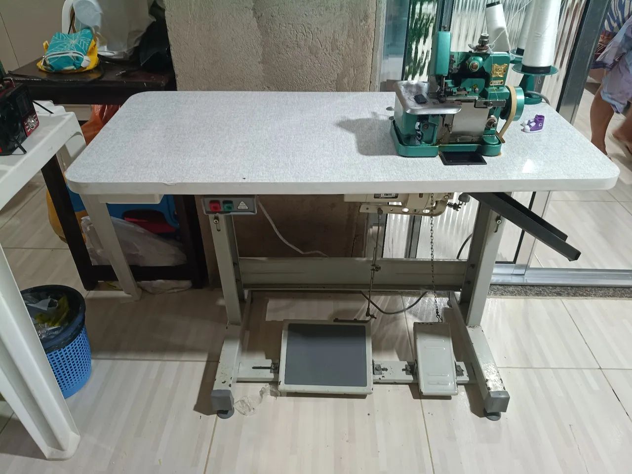 Overlock Semi Industrial Com Motor Grande Bivolt+mesa 