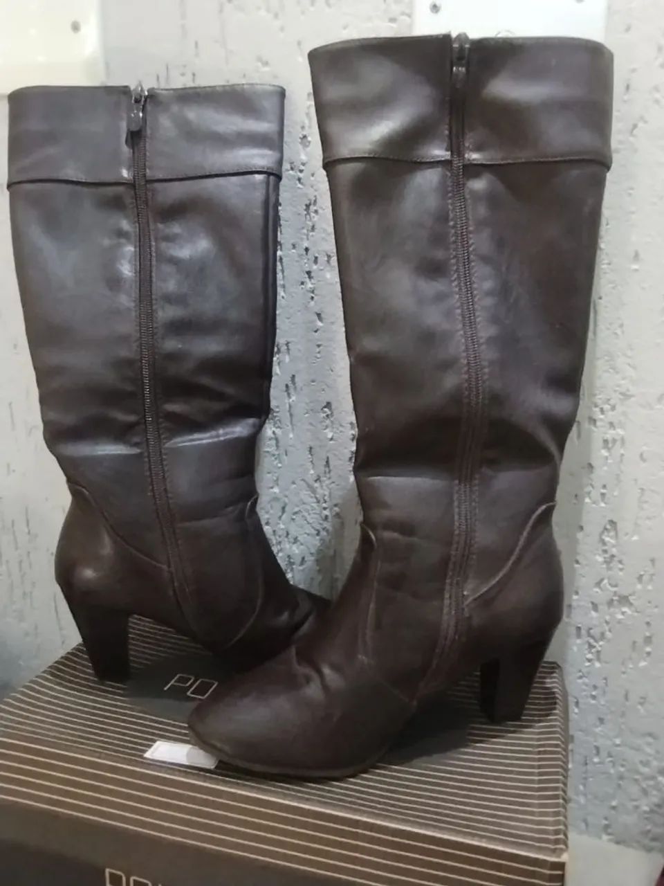 Bota cano alto marrom - Foto 2