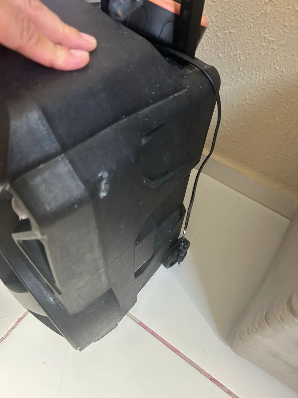 Vendo uma caixa de som da marca mundial 
