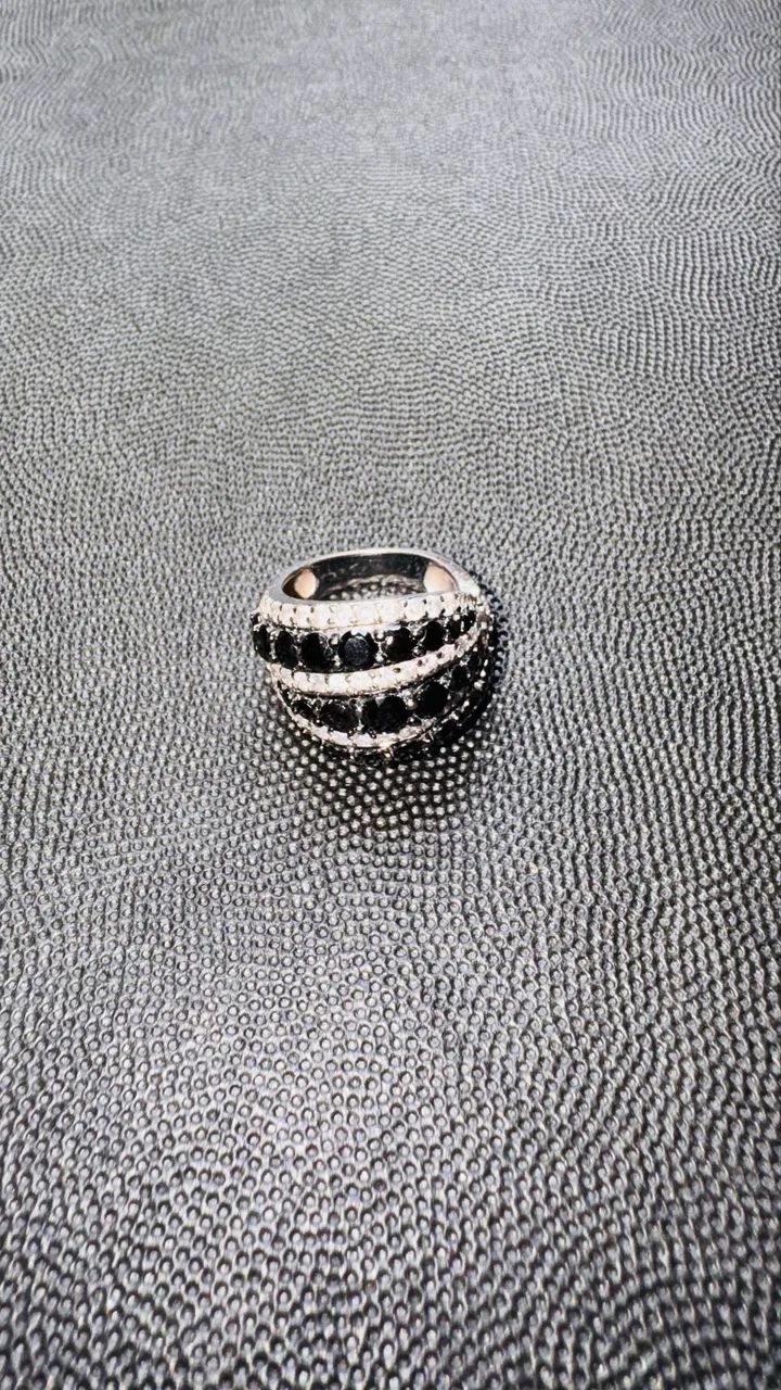anel em prata 925 com zirconias. tam 16