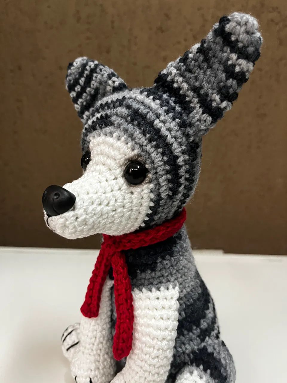 Cachorrinho Pinscher Cinza Branco em Crochê Amigurumi Pelúcia - Foto 5