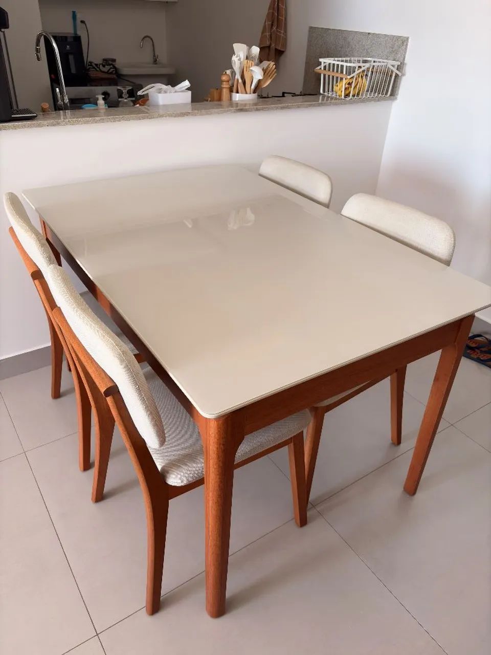 Mesa de madeira com tampo de vidro e 4 cadeiras de linho - Foto 3