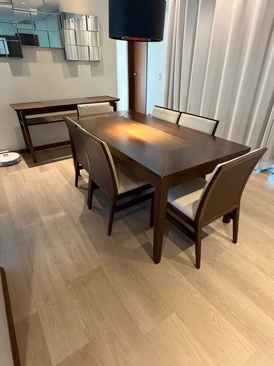 Mesa de madeira com 6 cadeiras e aparador