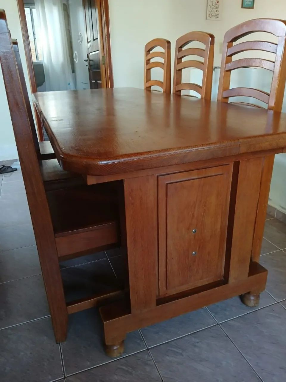 Mesa de madeira Cerejeira com 6 cadeiras - Foto 4