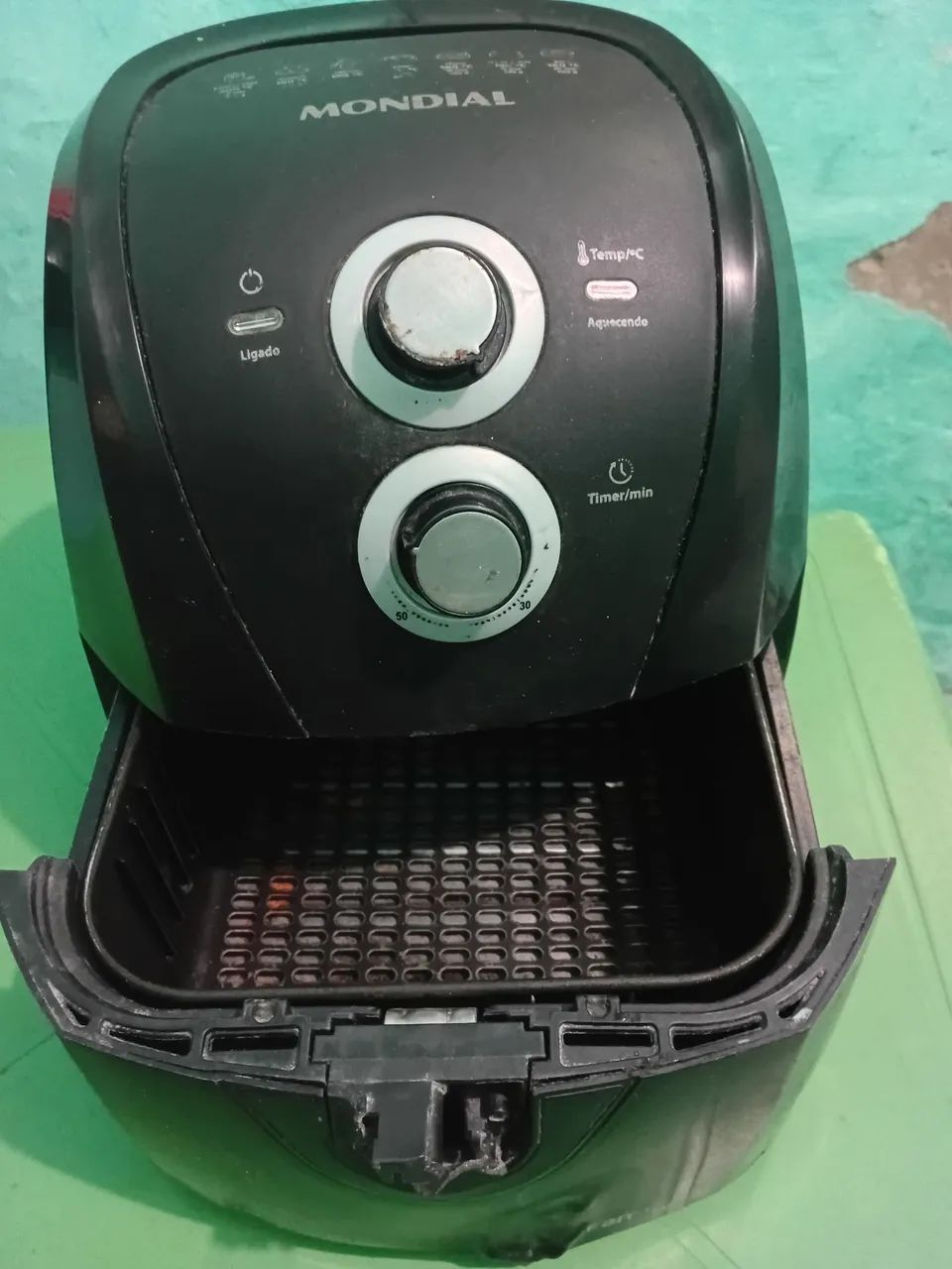 Vendo airfryer com algumas avarias na tampa.