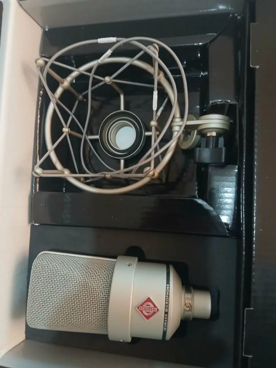  2 Microfones Neumann TLM 103 condensador  um preto outro cinza - Foto 3
