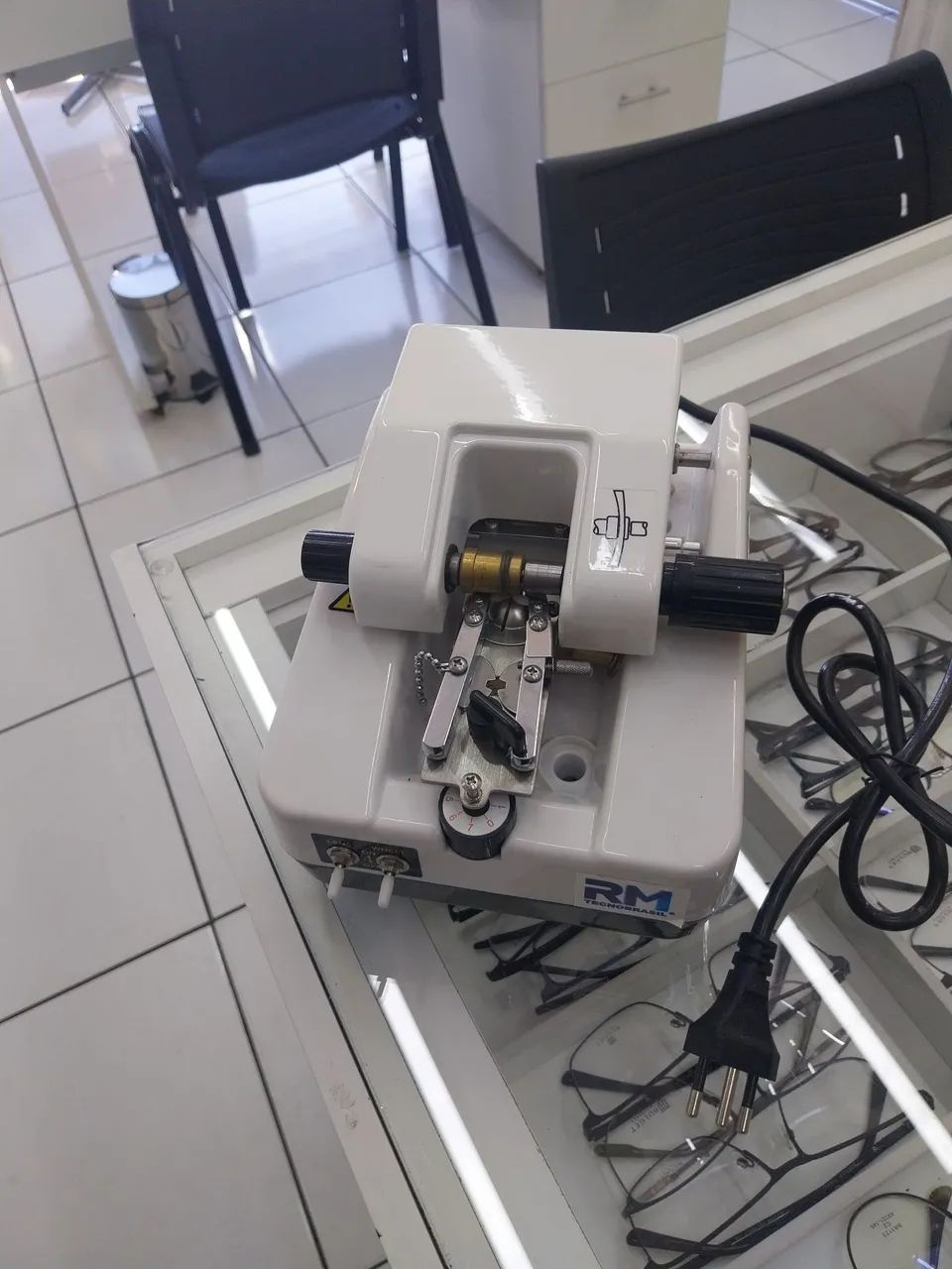Máquina quebra cantos automática vision nova.