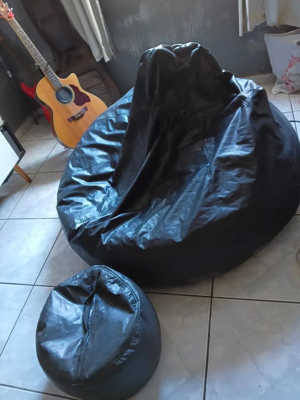 Puff grande preto com descanso 