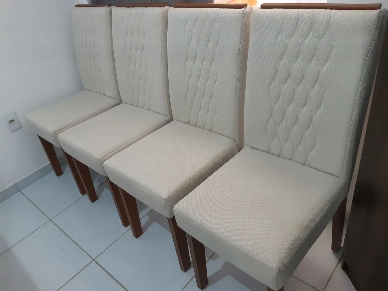 Mesa de Jantar com 4 Cadeiras Tampo de Vidro Praticamente Nova - Foto 3
