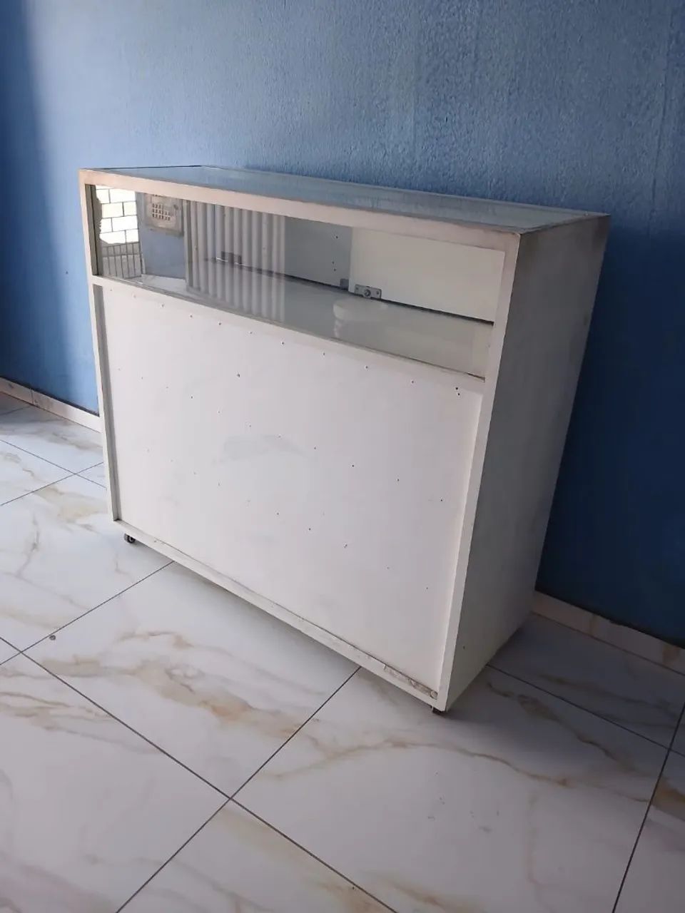 Balcão de atendimento com vitrine 