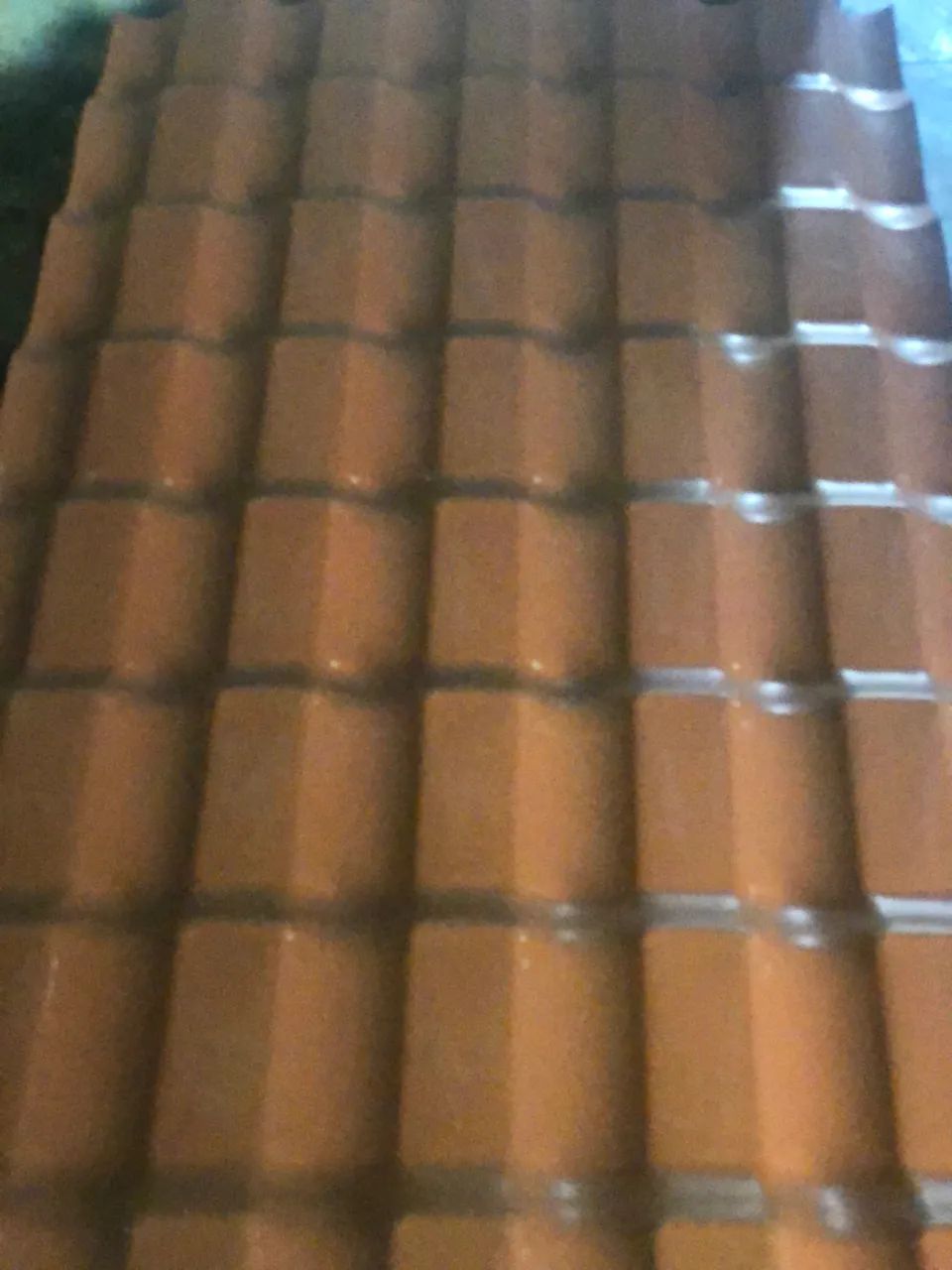 Vendo 40 telhas pvc cerâmica 242x88 com 240 parafusos originais - Foto 2