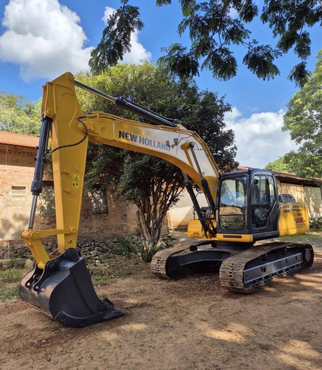 Escavadeira New Holland E 215 B ano 2014, com 5.000 horas, ar condicionado, em SP - Foto 6