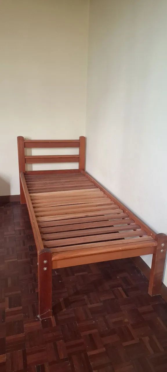 Cama de madeira maciça 