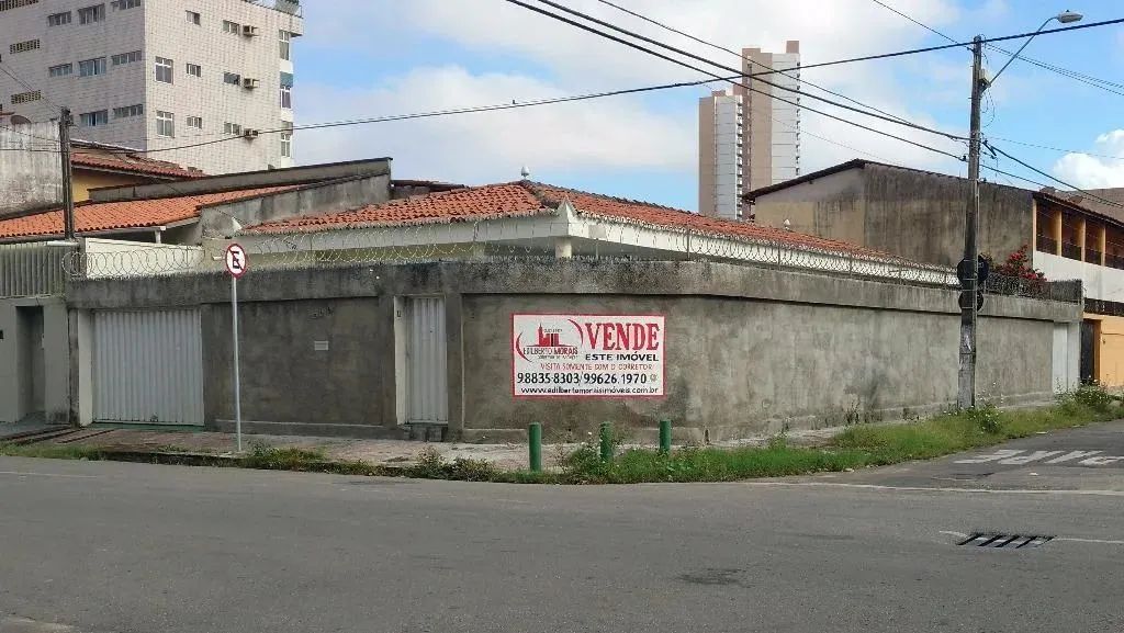 Vende casa na Parquelândia com 3qts sendo 1 suite, 3 vagas, em frente ao INSS