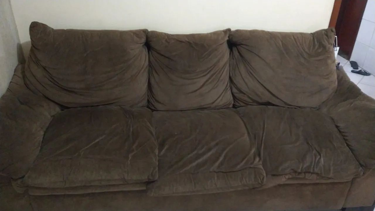 Sofá bem confortável concervado 