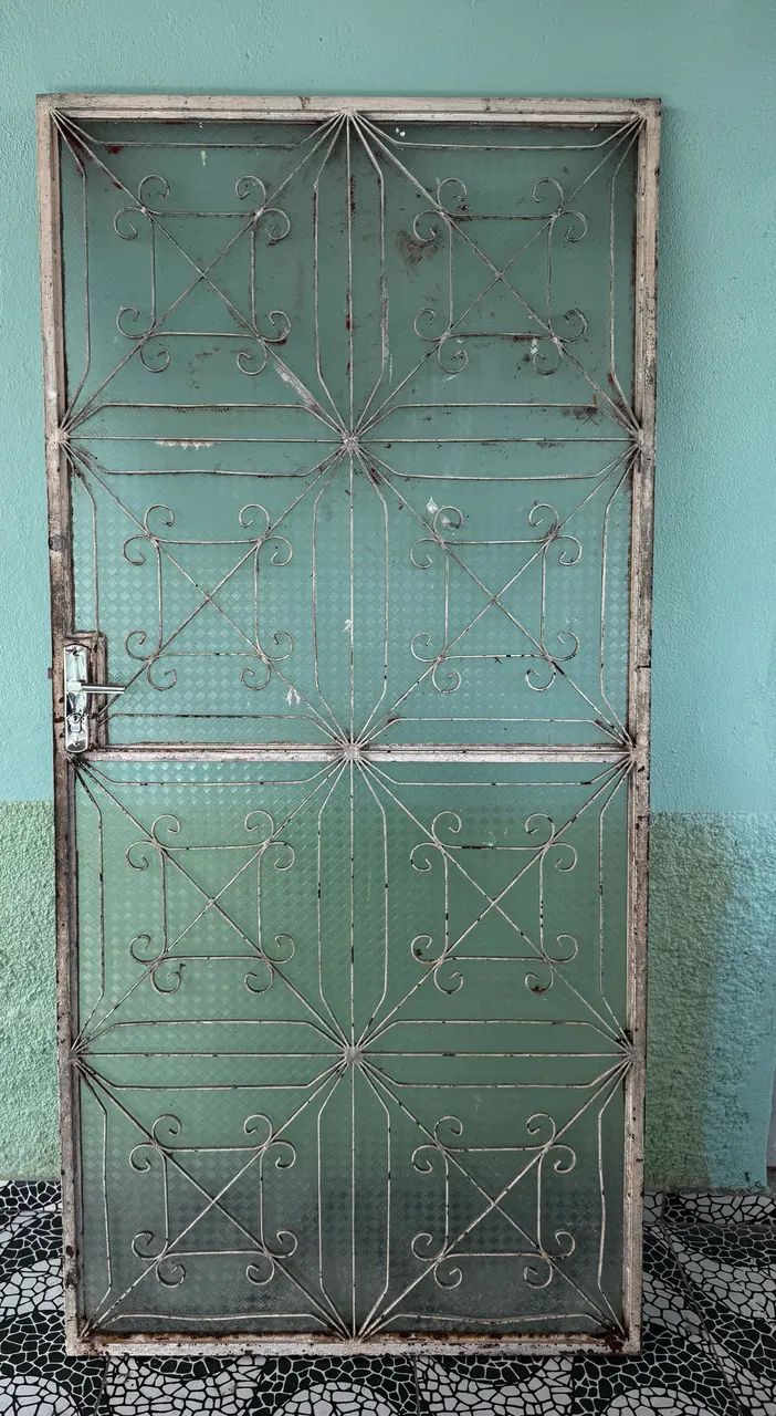 Vende-se Porta de ferro com vidros e portal